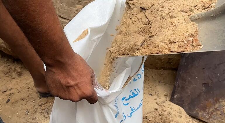 가자지구, 또다시 겨울 맞아… 식량 포대마저 방수벽으로